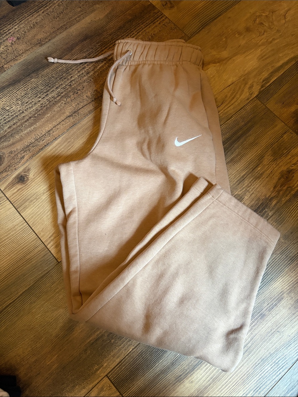 EUC Nike women’s Tan Taper Sweatpants